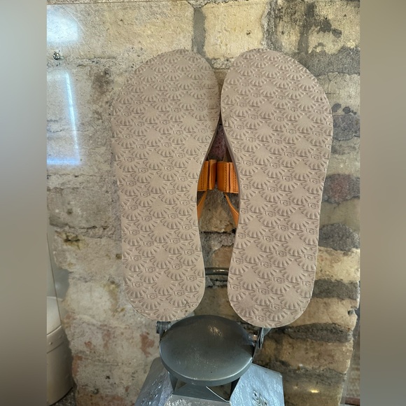 UGG Luna Logo Charm Sandals - Picture 5 of 5